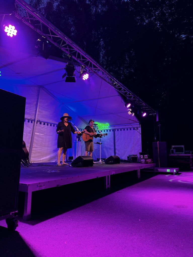 Festivalbühne mit Lichttechnik
